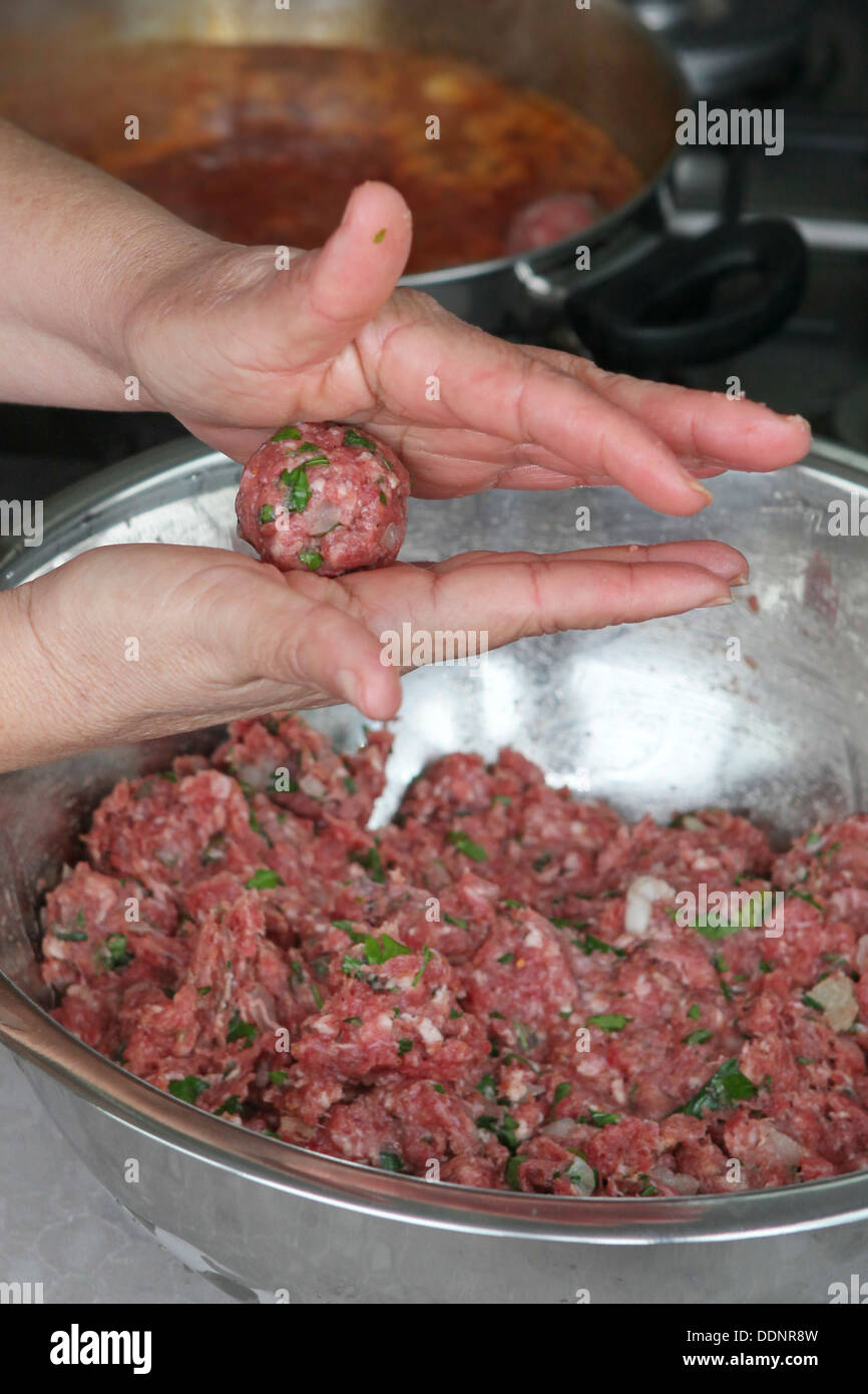 La cuisson des boulettes de viande en sauce tomate marocaine formant un meatball Banque D'Images