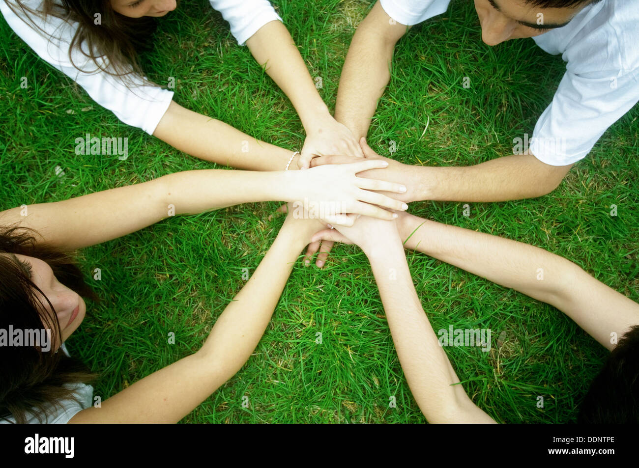 Groupe de jeunes amis / joindre les mains. Connecté, l'unité, l'équipe, la collaboration concept Banque D'Images