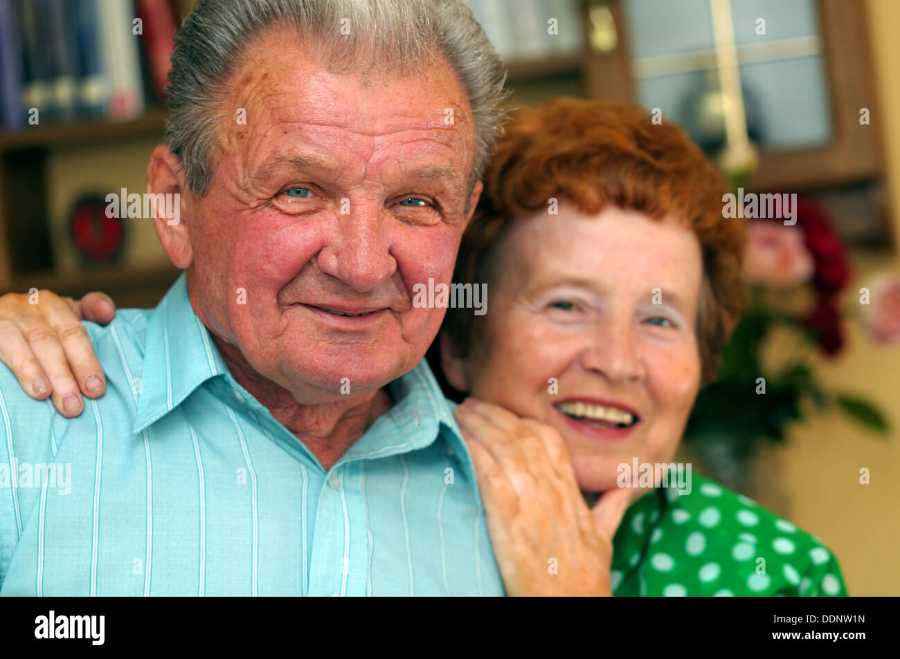 Personnes âgées happy senior couple dans une chambre Banque D'Images