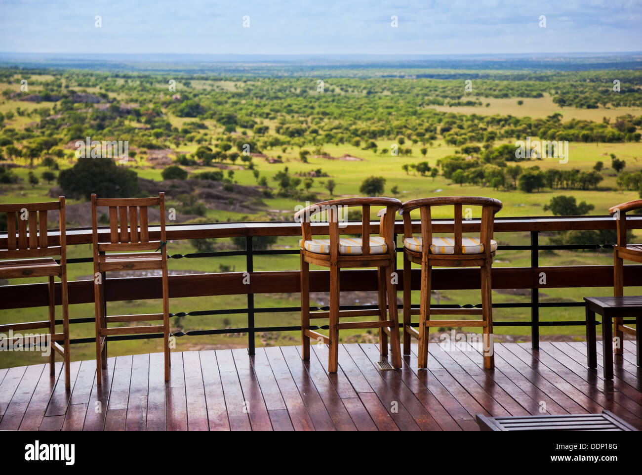 Serengeti, Tanzanie, Afrique. Des chaises sur la terrasse d'un lodge avec vue sur les plaines Banque D'Images