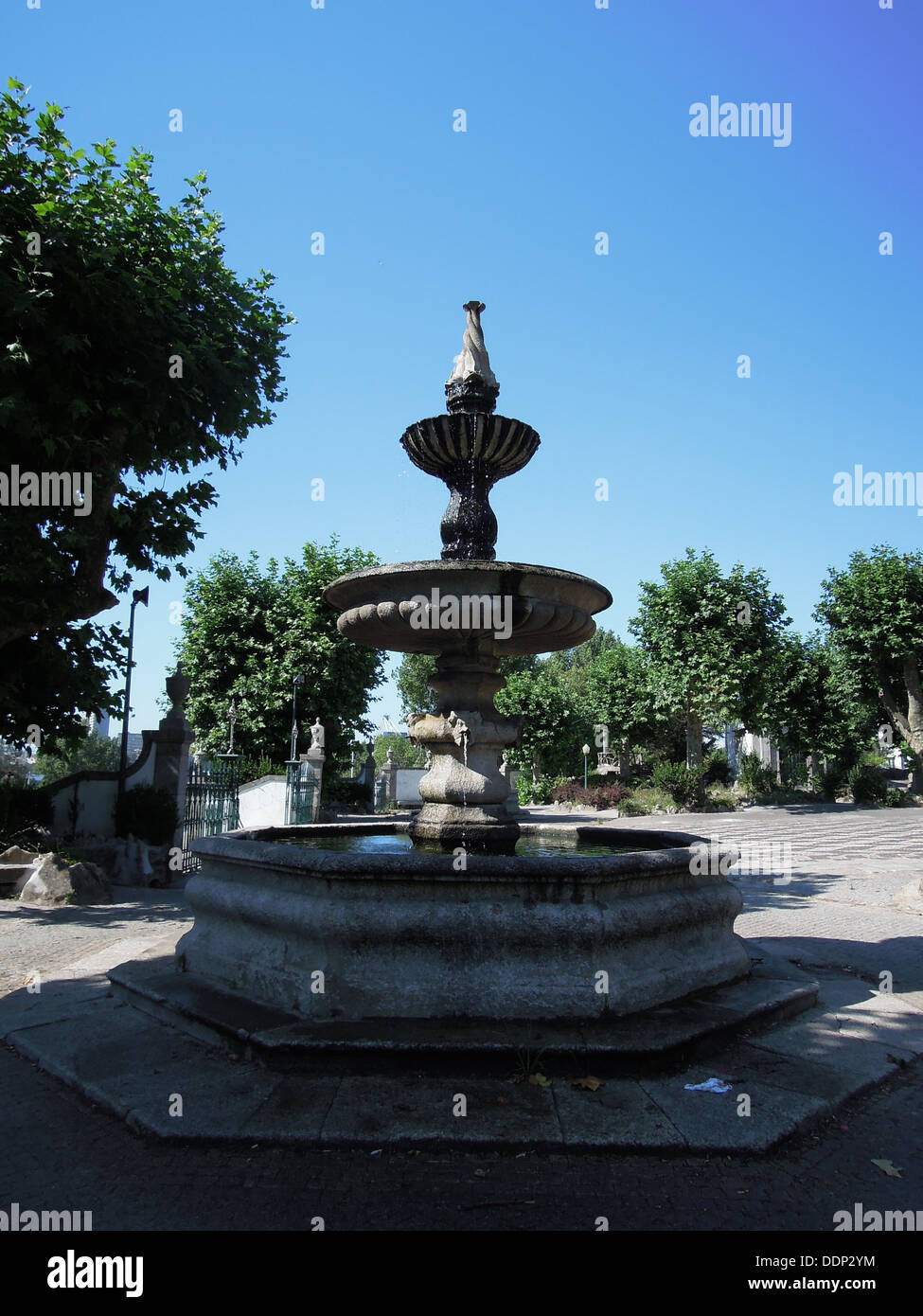 Une fontaine à Porto Portugal Banque D'Images