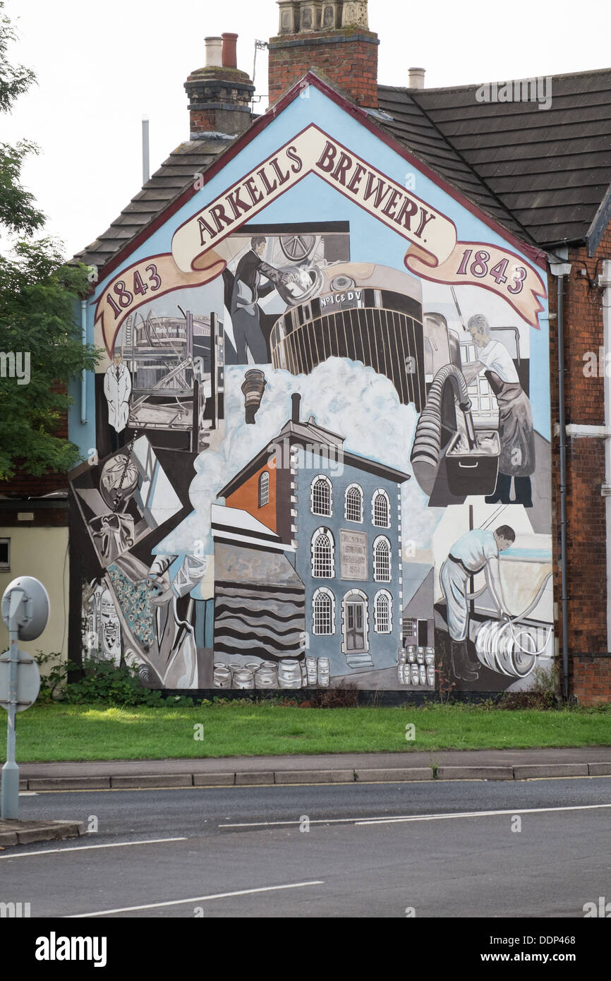 Une peinture murale représentant des aspects de Arkells brewery brasse de la bière sur une terrasse en fin de Swindon, Wiltshire, Royaume-Uni Banque D'Images