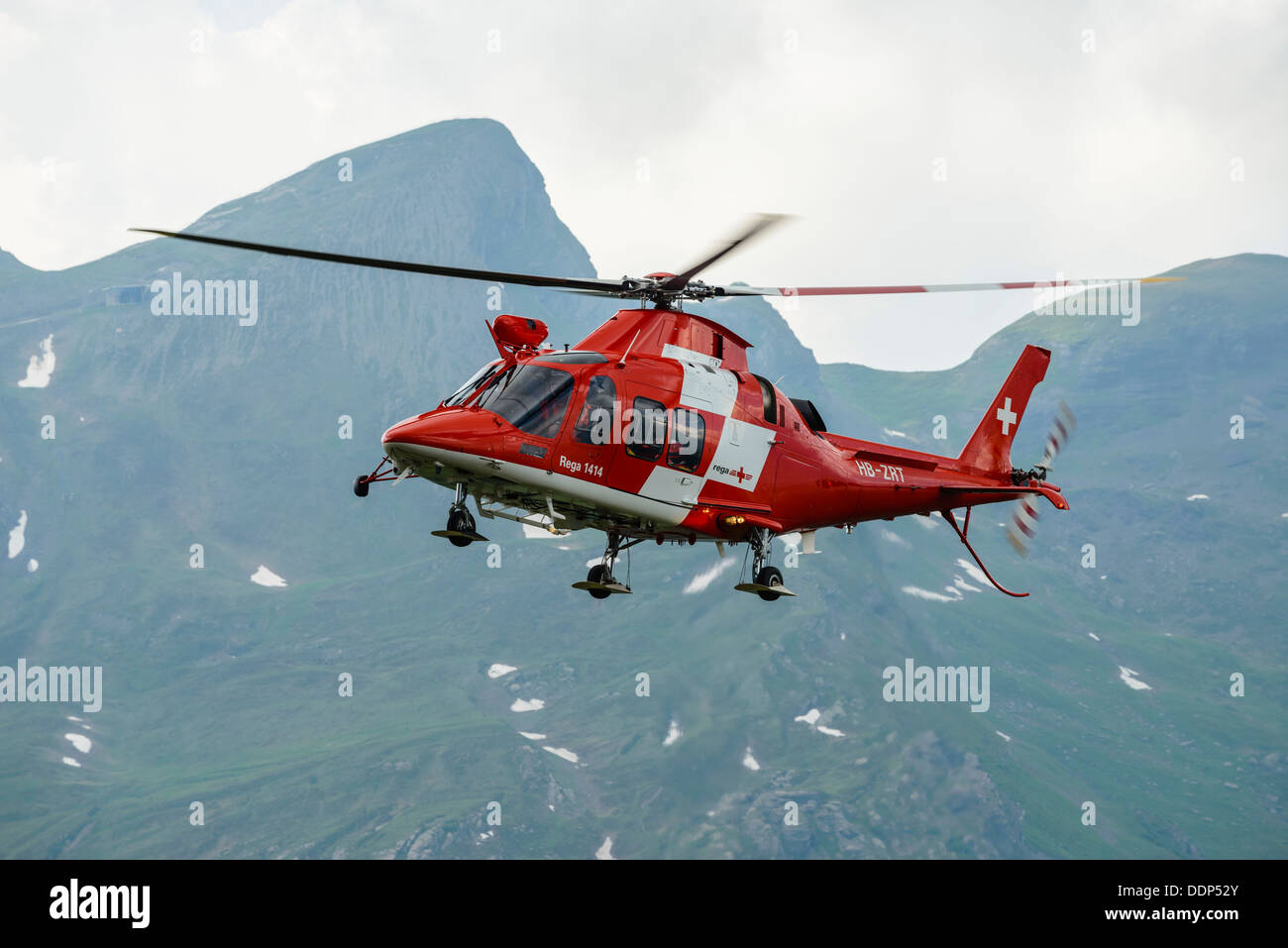 AgustaWestland Da Vinci de l'hélicoptère de sauvetage de la REGA Swiss Air Service en action près de Grindelwald Banque D'Images