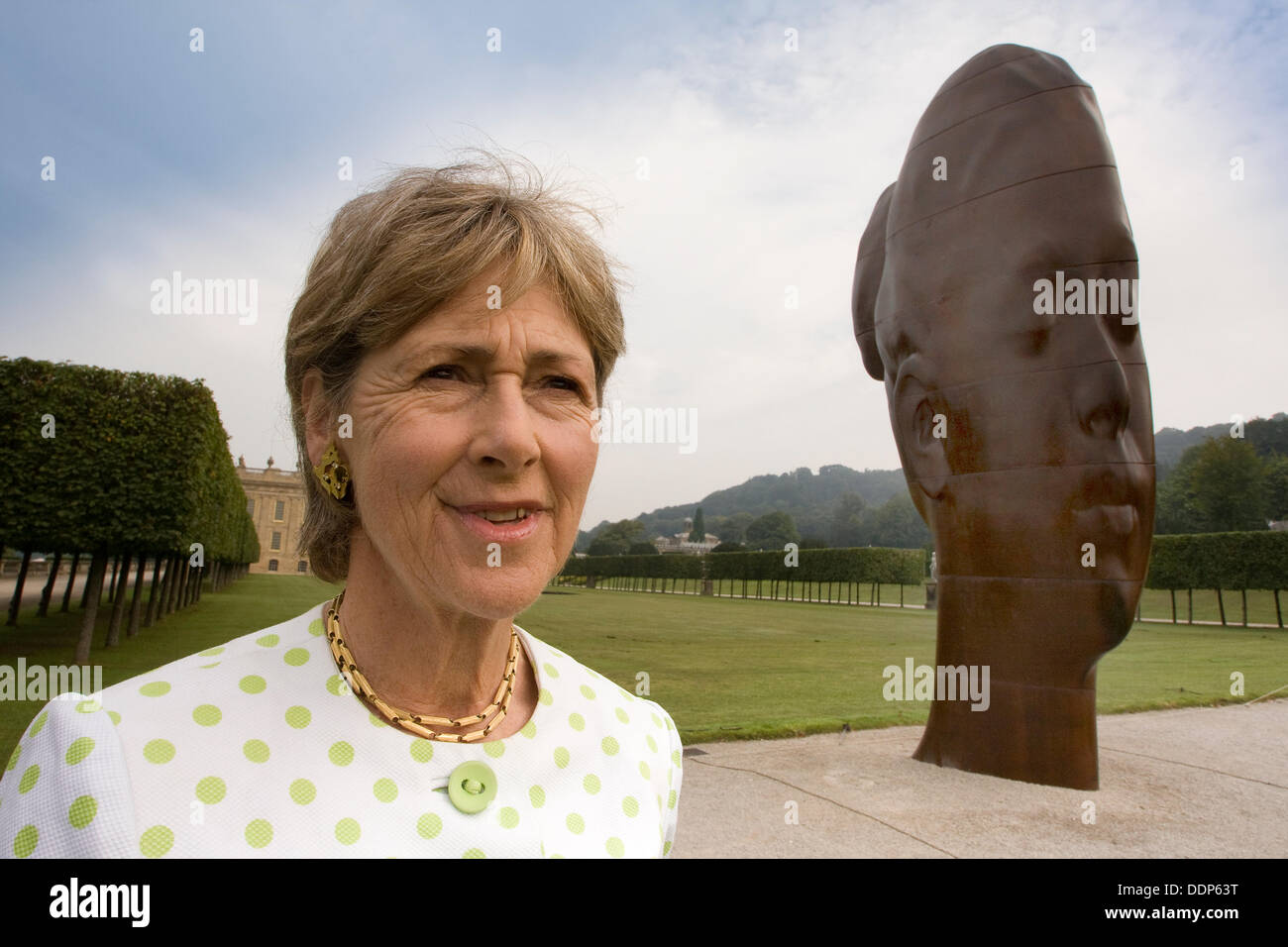 Chatsworth House, Derbyshire, Royaume-Uni. 5e septembre 2013. Appuyez sur Appeler : la duchesse de Devonshire avec Jaume Plensa's Marianna, l'un des 20 sculptures monumentales installées temporairement dans les motifs de Chatsworth House pour Sotheby's au-delà des limites d'exposition 2013 sculpture monumentale. @Matthieu Banque D'Images