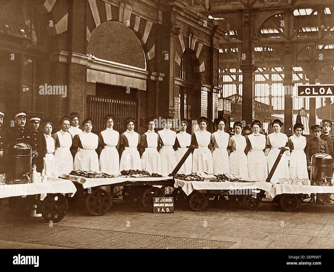 La Croix-Rouge et l'ambulance bénévoles Brigade - détachement d'aide volontaire - en attente d'un train de troupes pendant la PREMIÈRE GUERRE MONDIALE Banque D'Images