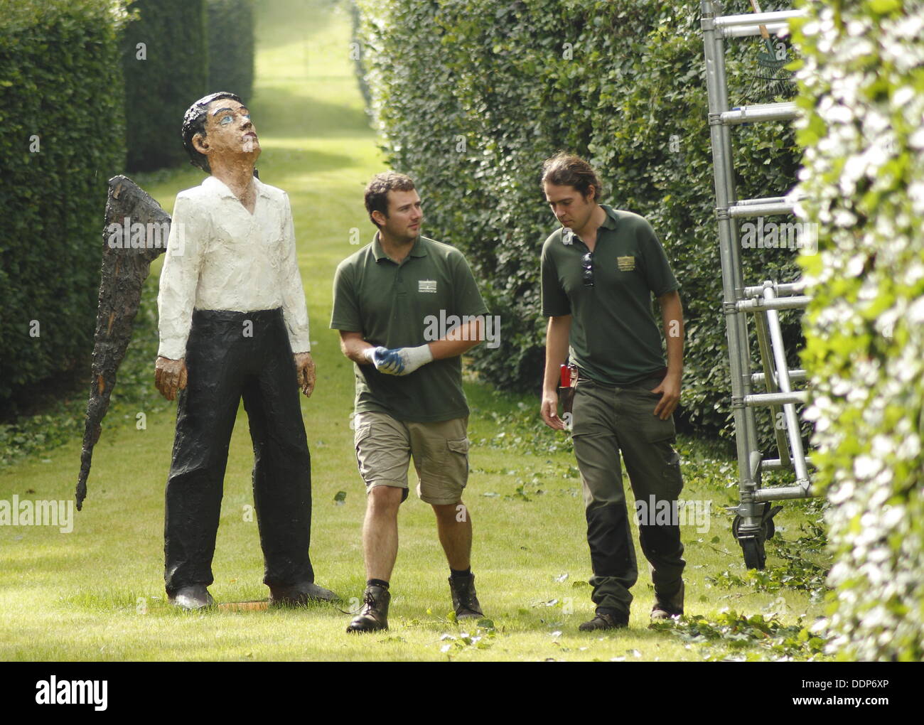 Chatsworth House, Derbyshire, Royaume-Uni. 5e septembre 2013. Appuyez sur Appeler : Chatsworth jardiniers (L-R) John Marsh & Rowan Tuffrey par Stephan Balkenhol's bronze peint 'Engel' chez Sotheby's au-delà des limites sculpture monumentale exposition vente, Chatsworth House. Au-delà des limites est composé de 20 sculptures monumentales à Chatsworth's 105-hectares de jardins d'artistes internationaux tels que Allen Jones, Jaume Plensa et Bosco Sodi. Credit : Matthew Taylor/Alamy Live News Banque D'Images