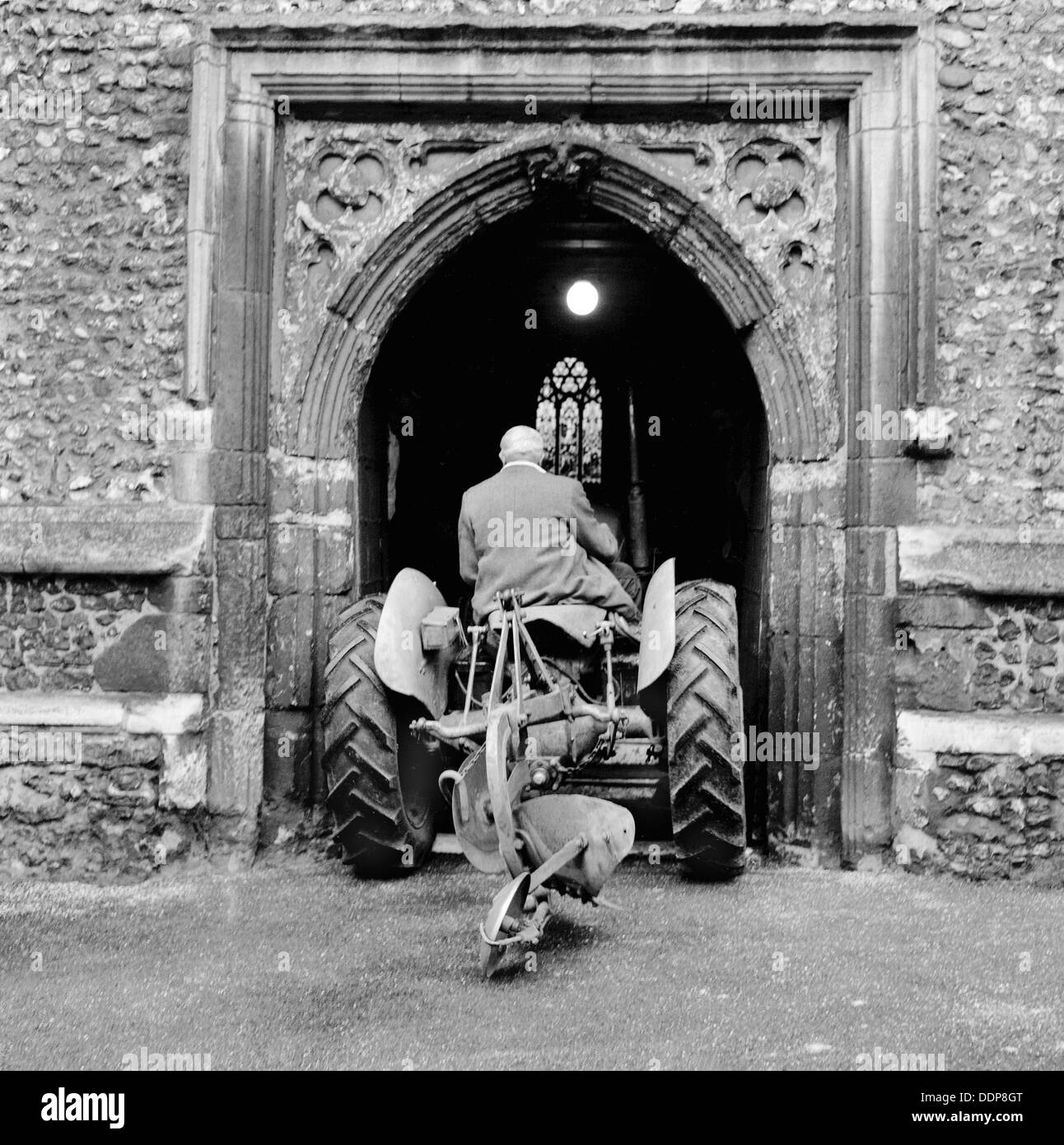 Tracteur, l'église St Etheldreda, Hatfield, Hertfordshire, 1960. Artiste : John Gay Banque D'Images