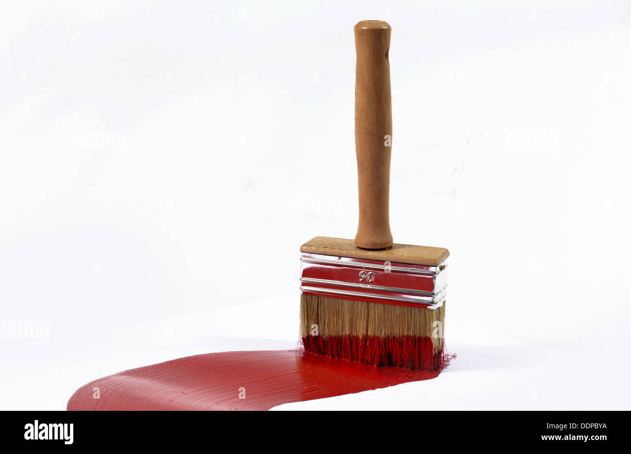 Badigeonner avec de la peinture rouge sur avion blanc Banque D'Images