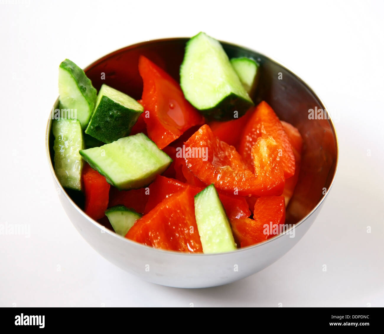 Salade de légumes fraîcheur dans bol en métal Banque D'Images