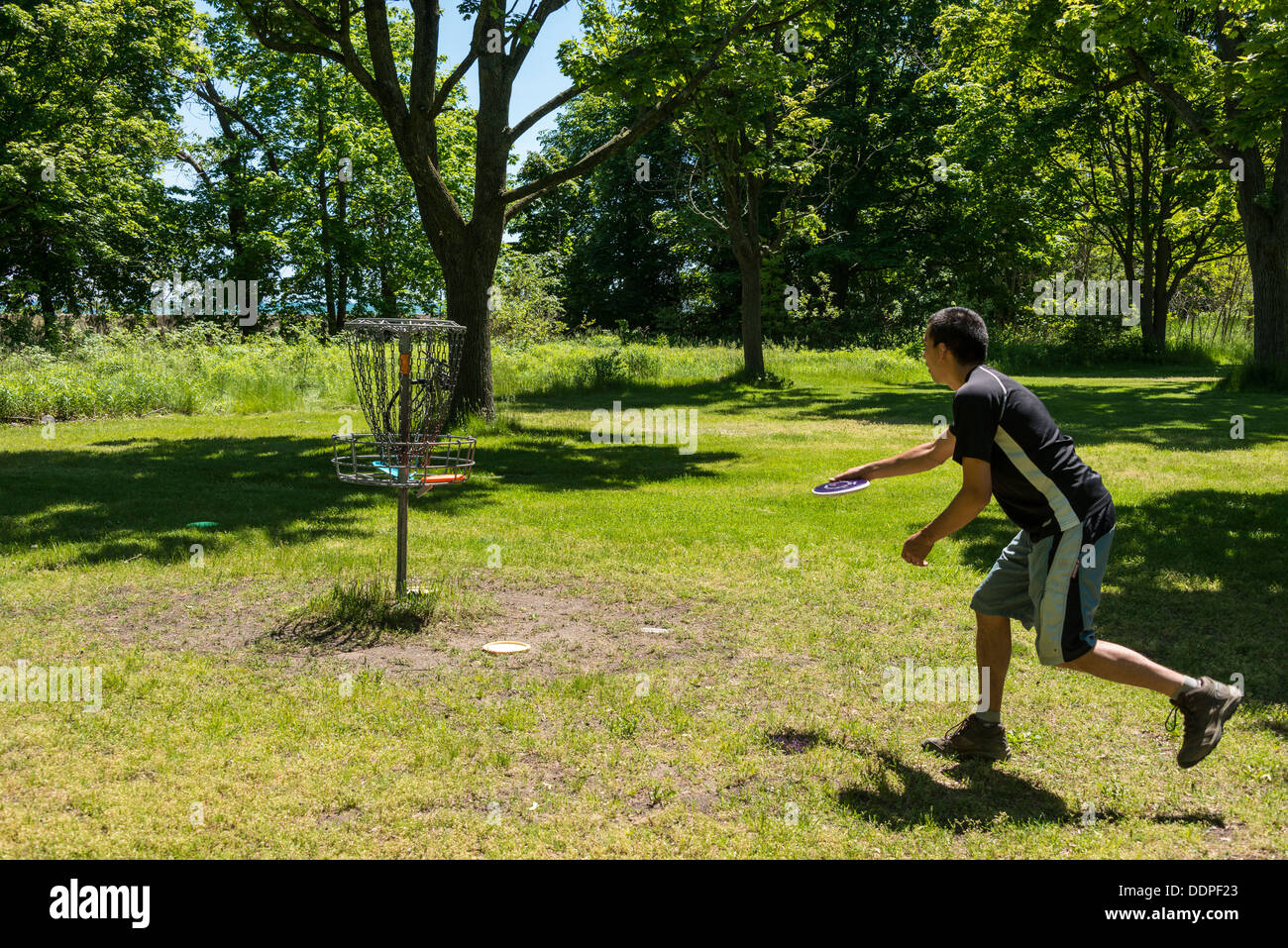 Gars jouant dur golf, Parc de l'île de Toronto, Toronto, Ontario, Canada. Banque D'Images