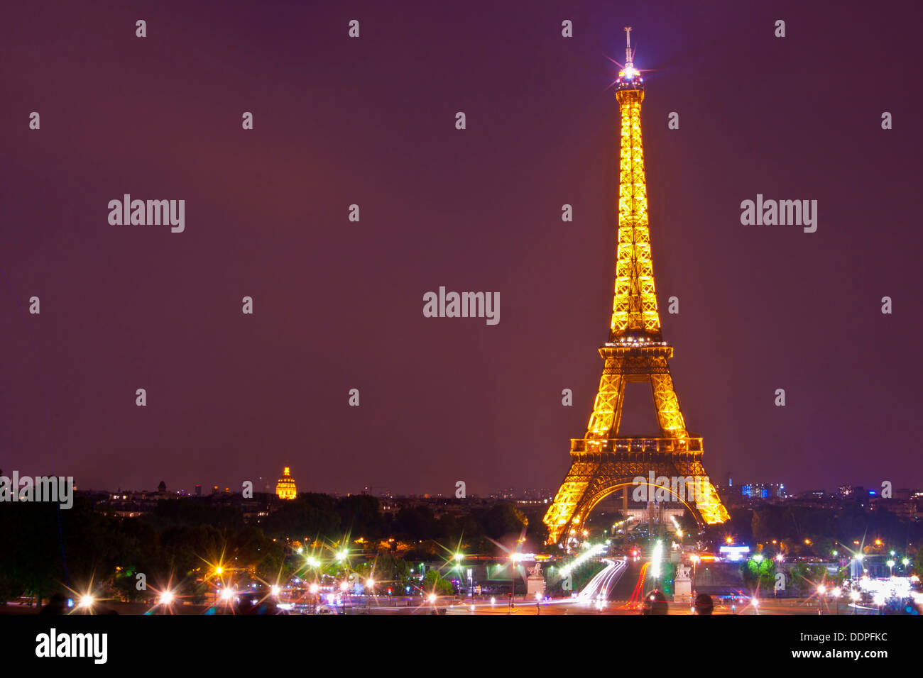 La tour Eiffel à Paris le soir, pris sur une longue exposition avec un ciel coloré et lumières Banque D'Images