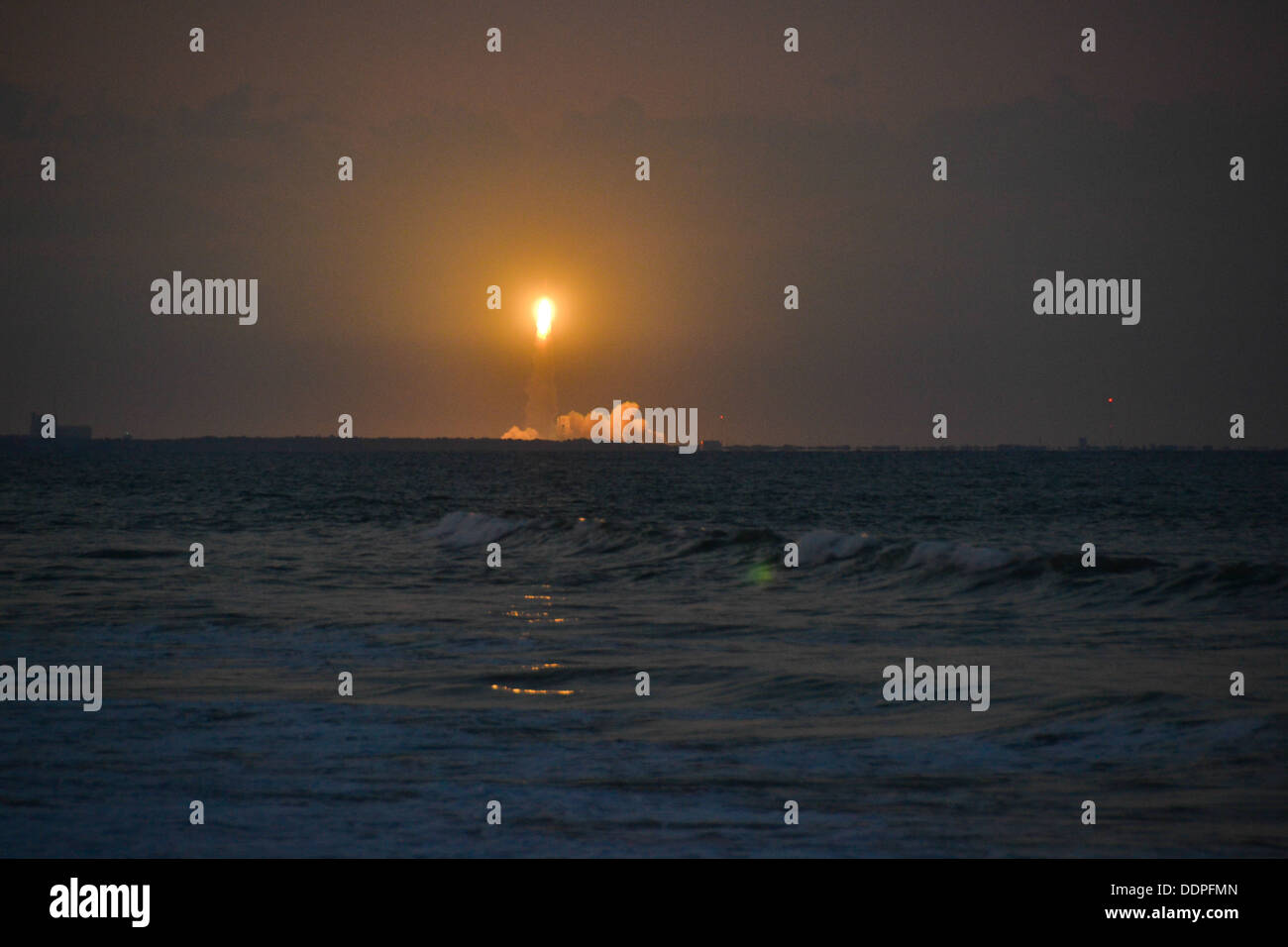 Lancement d'une fusée Delta IV au crépuscule, prises à partir de la plage de Cocoa Beach, Floride Banque D'Images
