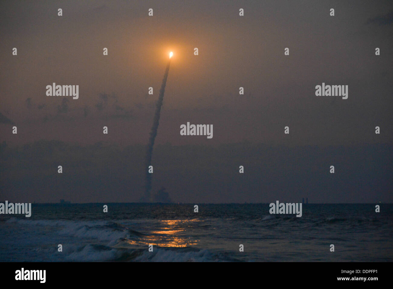Lancement d'une fusée Delta IV au crépuscule, prises à partir de la plage de Cocoa Beach, Floride Banque D'Images