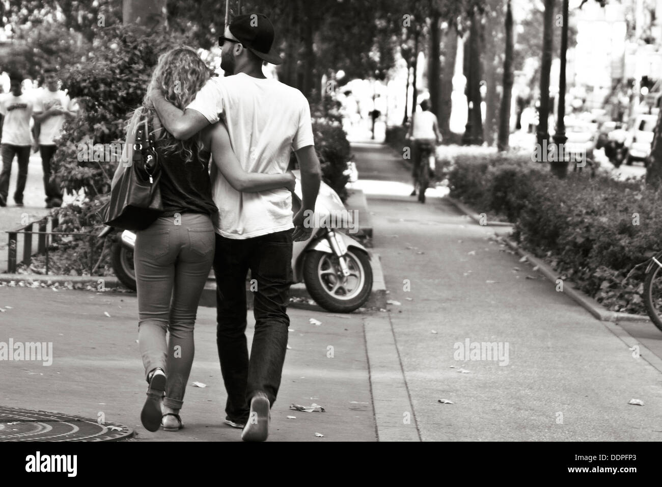 Lovers walking down a street in Paris, France Banque D'Images
