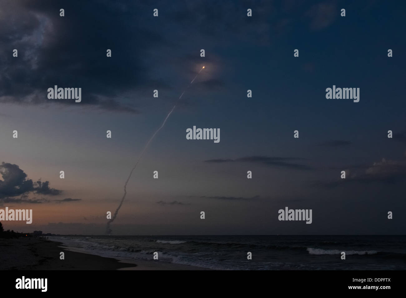 Lancement d'une fusée Delta IV au crépuscule, prises à partir de la plage de Cocoa Beach, Floride Banque D'Images