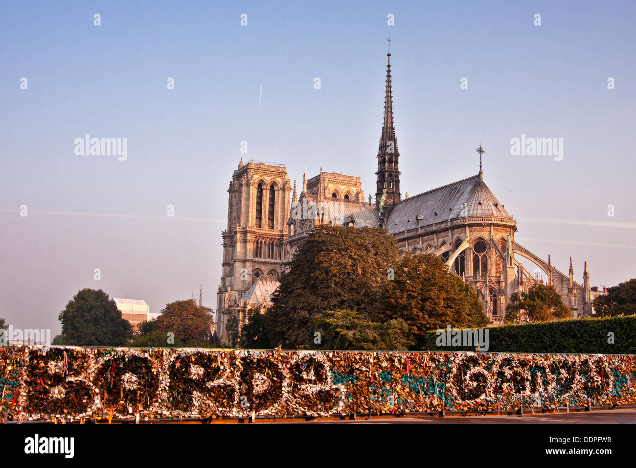 La cathédrale Notre-Dame de Paris France et le pont d'amour se bloque Banque D'Images