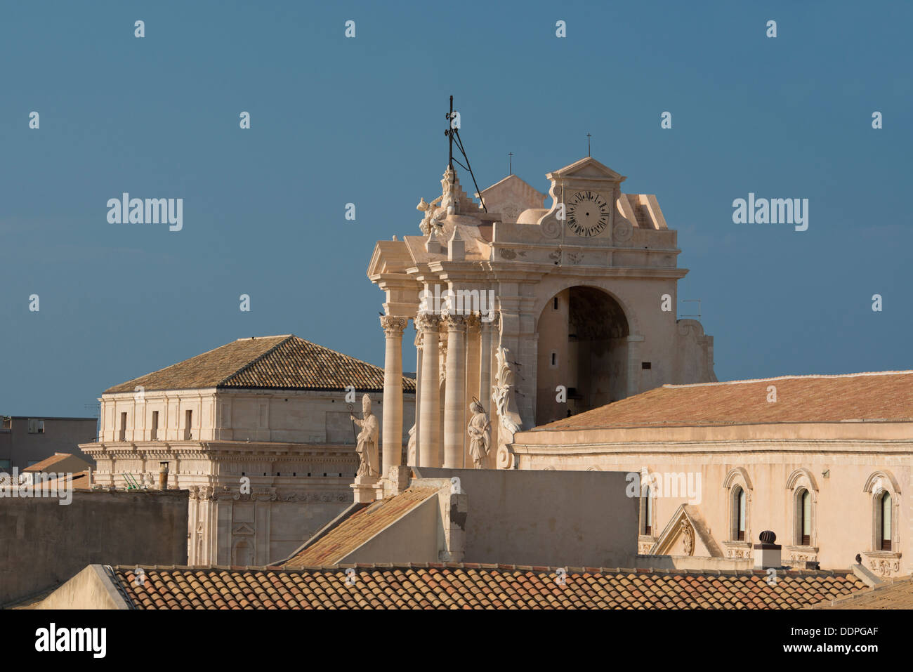 Vue sur le toit de la cathédrale (Santa Maria delle Colonne) dans Ortigia, Syracuse, Sicile, Italie Banque D'Images