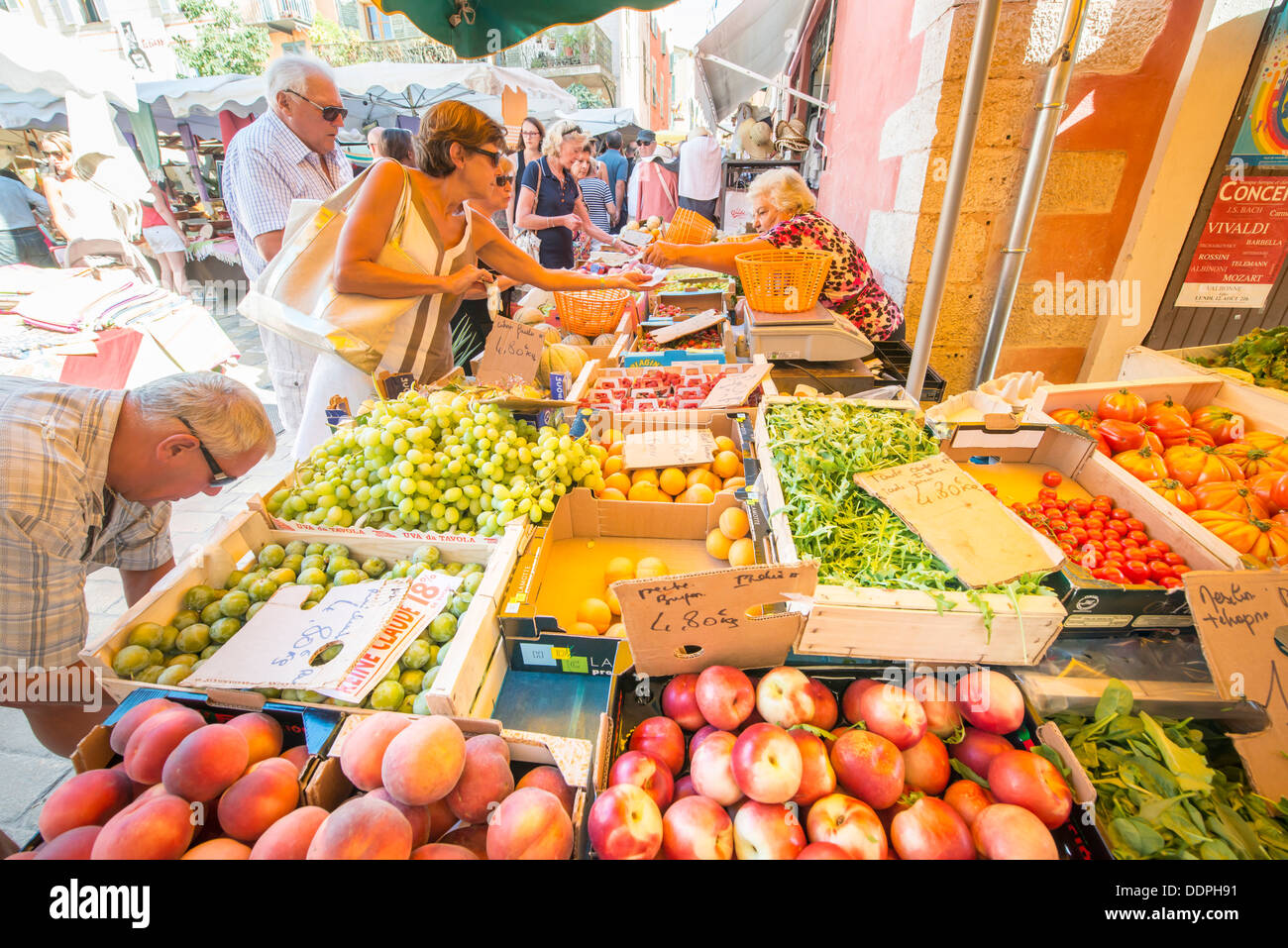 Marché de produits frais à Valbonne, Côte d'Azur, France Banque D'Images