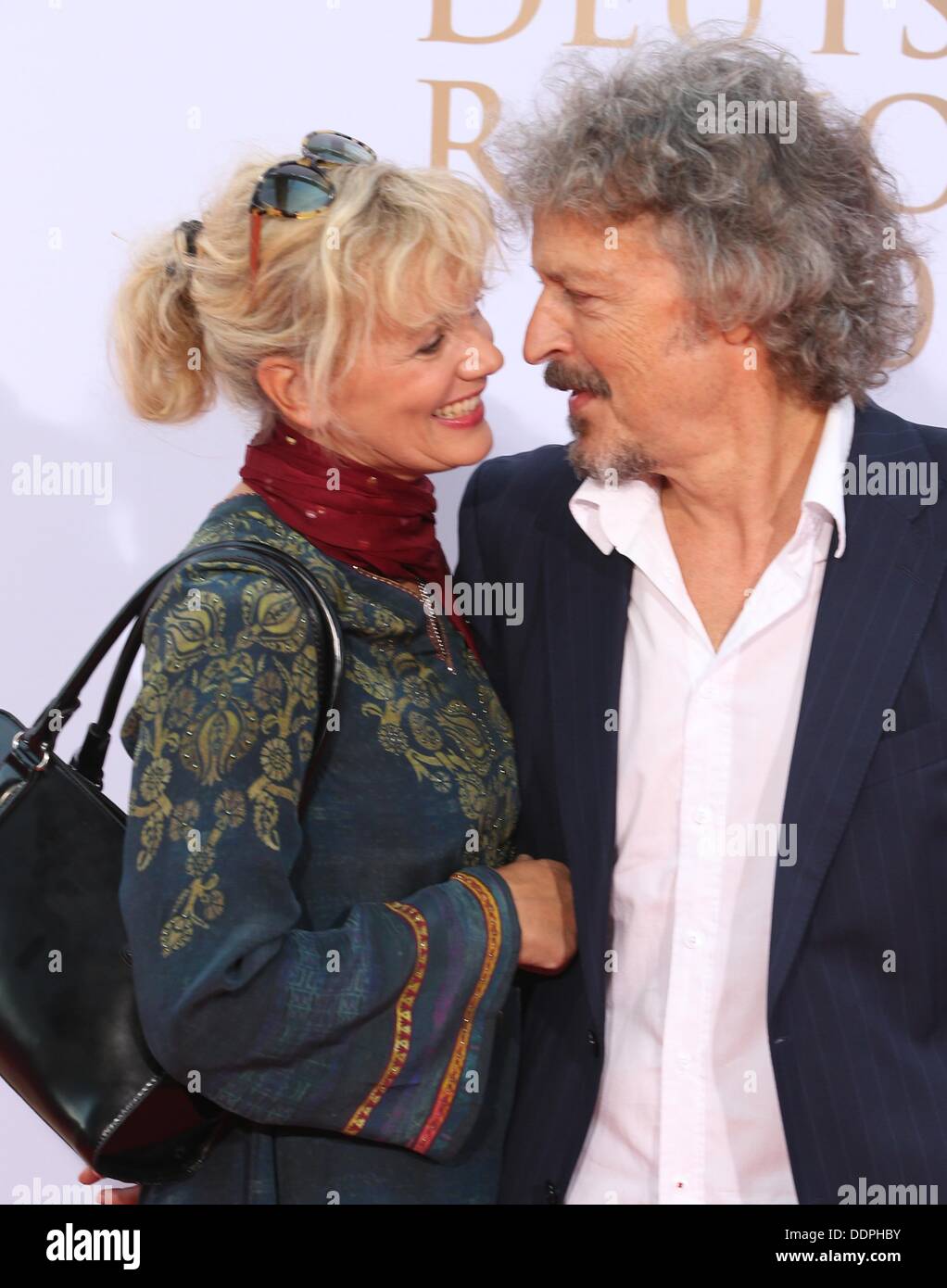 Musicien Wolfgang Niedecken et son épouse Tina arrivent sur le tapis rouge pour la radio allemande de Hambourg, Allemagne, 05 septembre 2013. Les prix sont remis pour la quatrième fois à l'Allemagne's best radio. Photo : CHRISTIAN CHARISIUS Banque D'Images