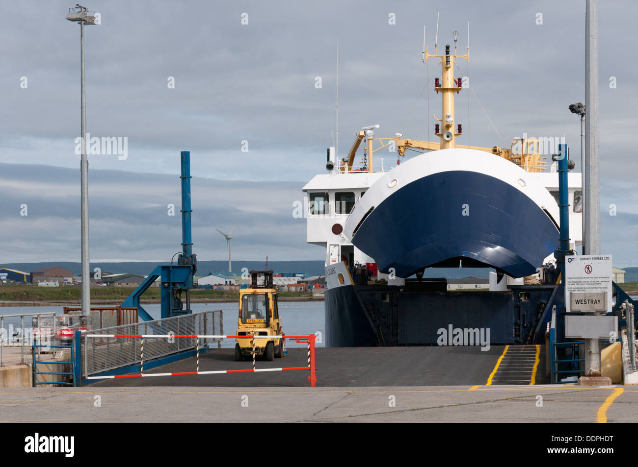 Earl MV Sigurd dans le port de Kirkwall préparait à partir de Westray. Banque D'Images