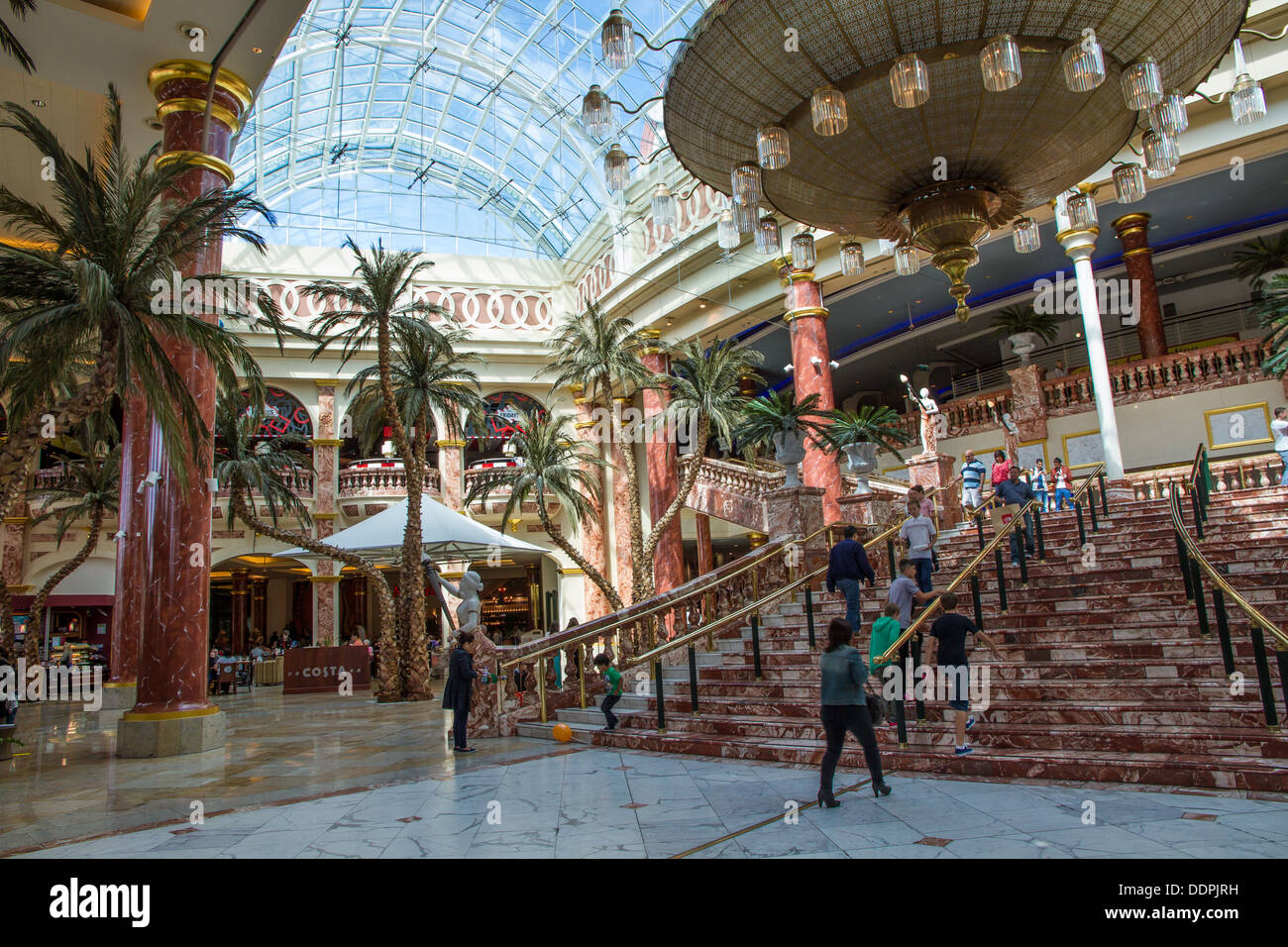 L'escalier de marbre et d'un lustre dans la grande salle à l'Intu Trafford Centre, Manchester, Angleterre. Banque D'Images