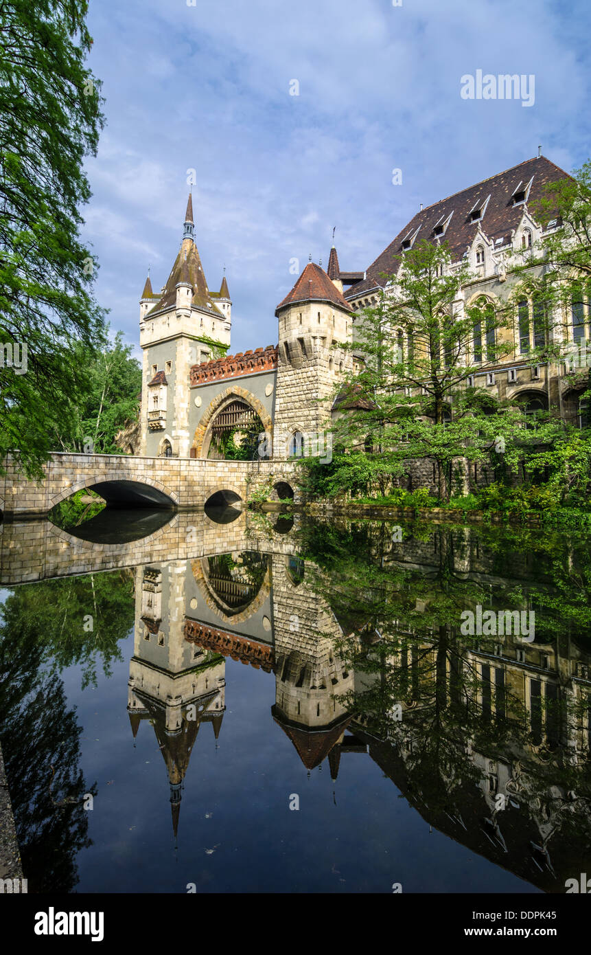 Le château de Vajdahunyad, Parc de la ville de Budapest, est conçu dans différents : Roman, Gothique, Renaissance et Baroque Banque D'Images