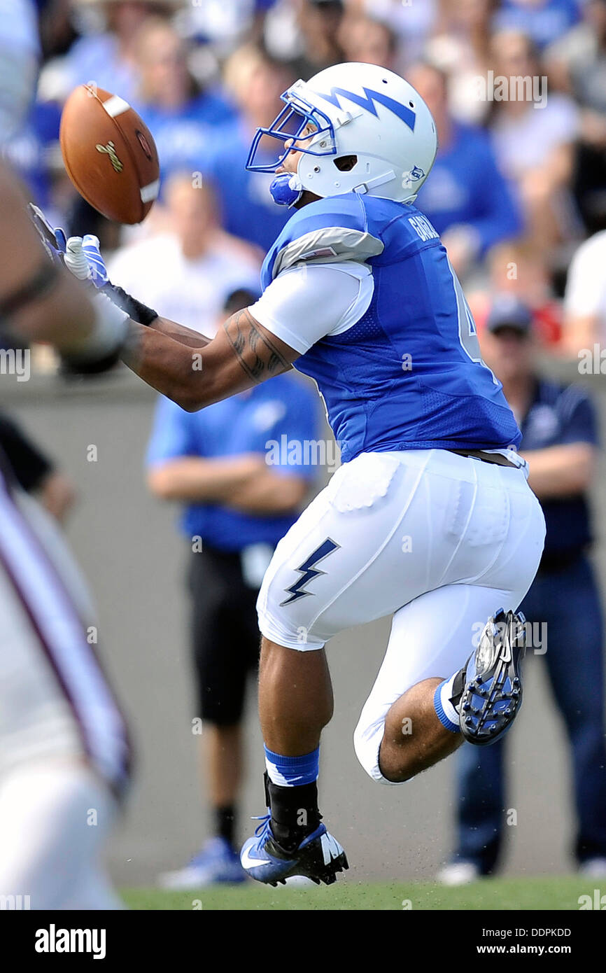 Sam Gagliano, un junior, prend un punt que l'US Air Force Academy a rencontré les Raiders Colgate à Falcon Stadium à Colorado Springs, Colorado Aug 31, 2013. Les Falcons Colgate défait dans leur ouverture à domicile, 38-13. Banque D'Images