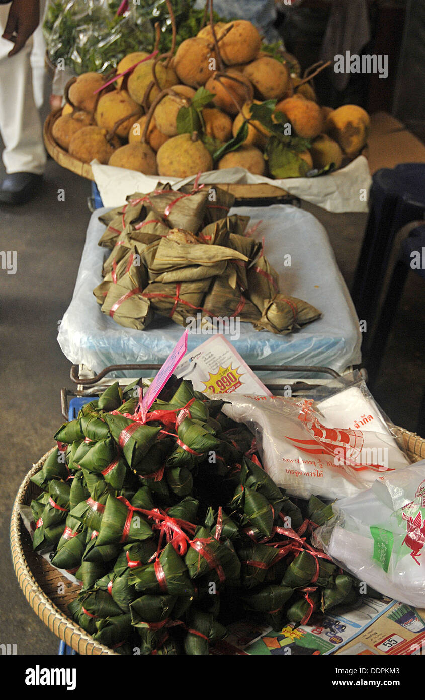 Les étals de marché des aliments exotiques orientaux bangkok Banque D'Images