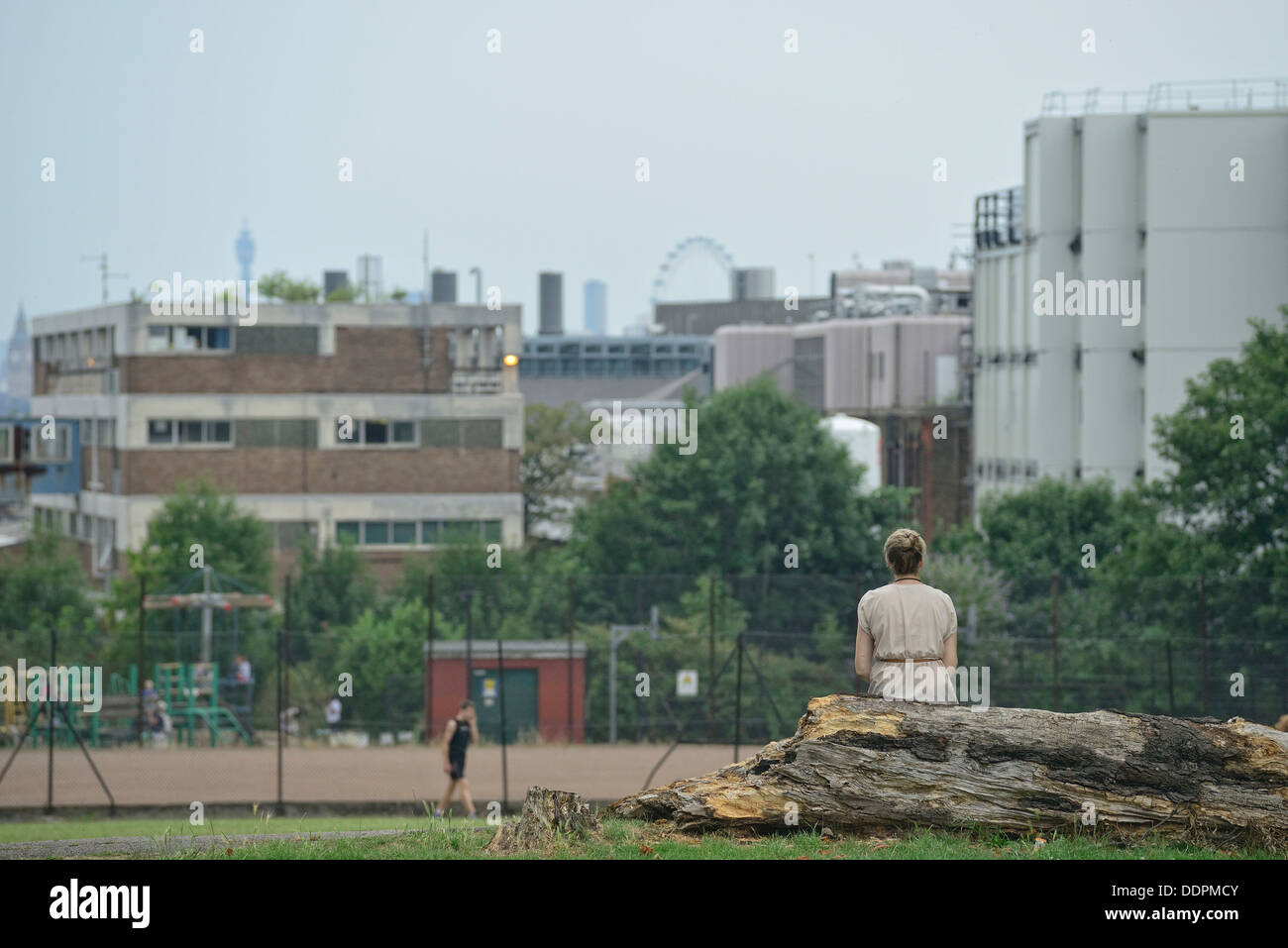 Femme reposant seule avec London Eye en arrière-plan Banque D'Images