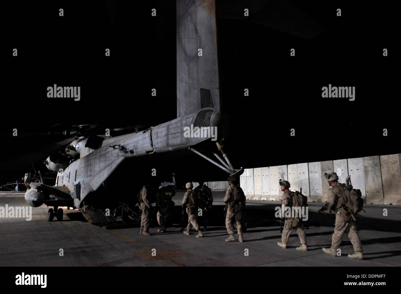 Les Marines américains avec Golf Company, 2e Bataillon, 8e de marine (2/8), de la Force territoriale afghane 444 (ATF-444) et des soldats britanniques entrez un CH-53E Super Stallion affectés à l'Escadron d'hélicoptères lourds Marine 462 (HMH-462) au Camp Bastion, dans la province d'Helmand, Banque D'Images