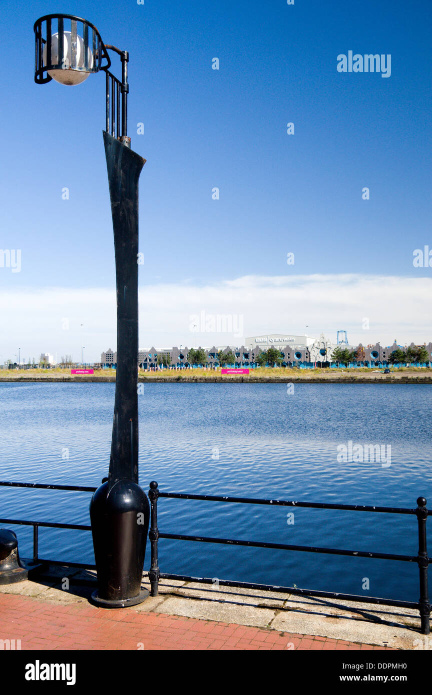 Lampstandards par Tess Jaray et Tom Lomax roath, bassin, la baie de Cardiff, Pays de Galles du sud. Banque D'Images Lampstandards par Tess Jaray et Tom Lomax roath, bassin, la baie de Cardiff, Pays de Galles du sud. Banque D'Images