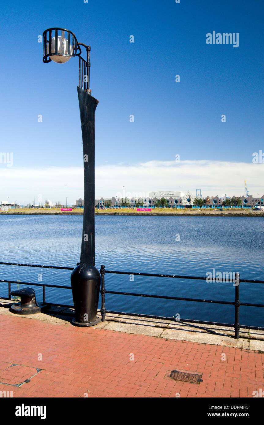 Lampstandards par Tess Jaray et Tom Lomax roath, bassin, la baie de Cardiff, Pays de Galles du sud. Banque D'Images Lampstandards par Tess Jaray et Tom Lomax roath, bassin, la baie de Cardiff, Pays de Galles du sud. Banque D'Images