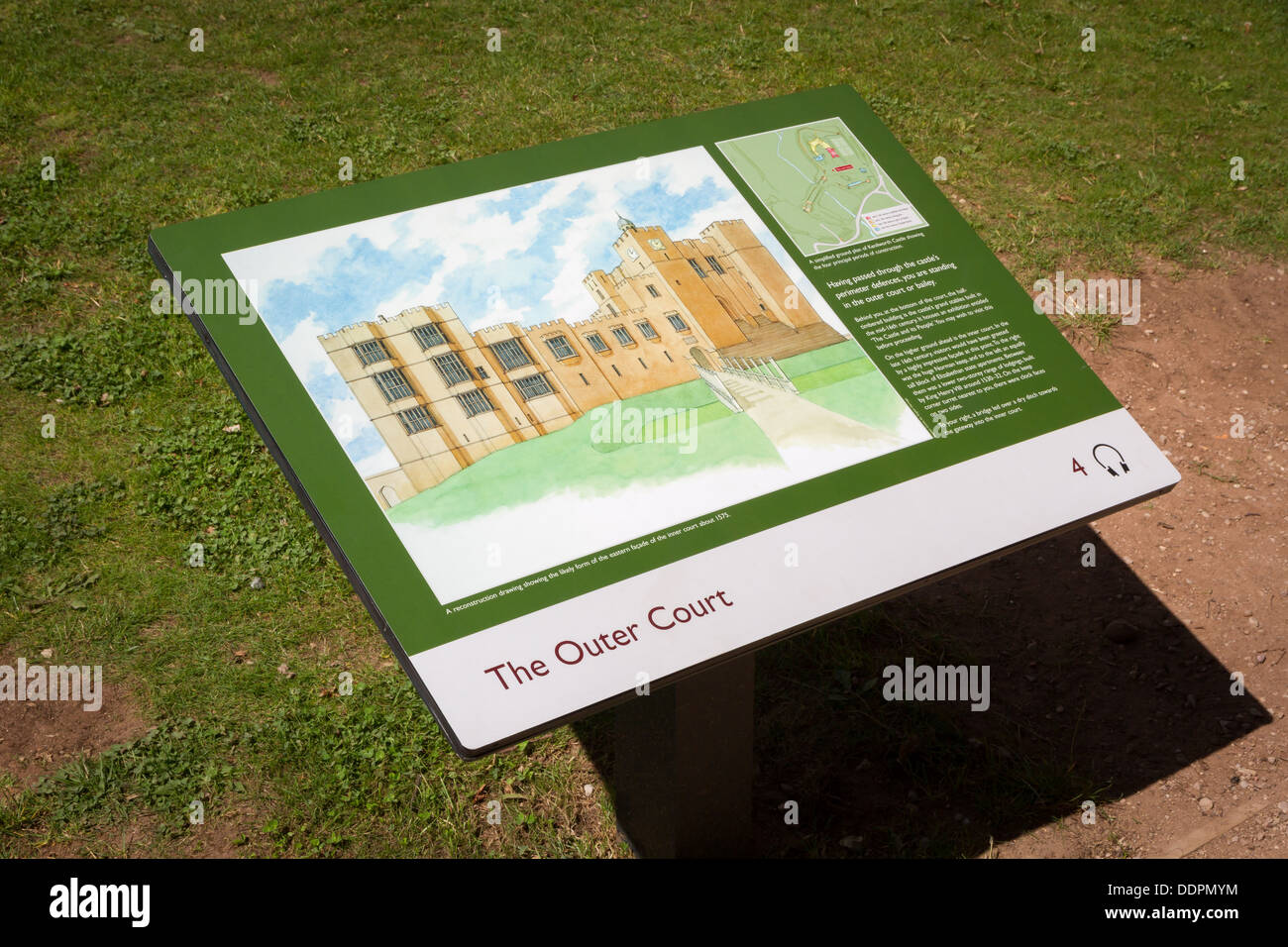 Plaque d'information dans la cour extérieure dans les ruines du château de Kenilworth, Warwickshire, en Angleterre. Banque D'Images