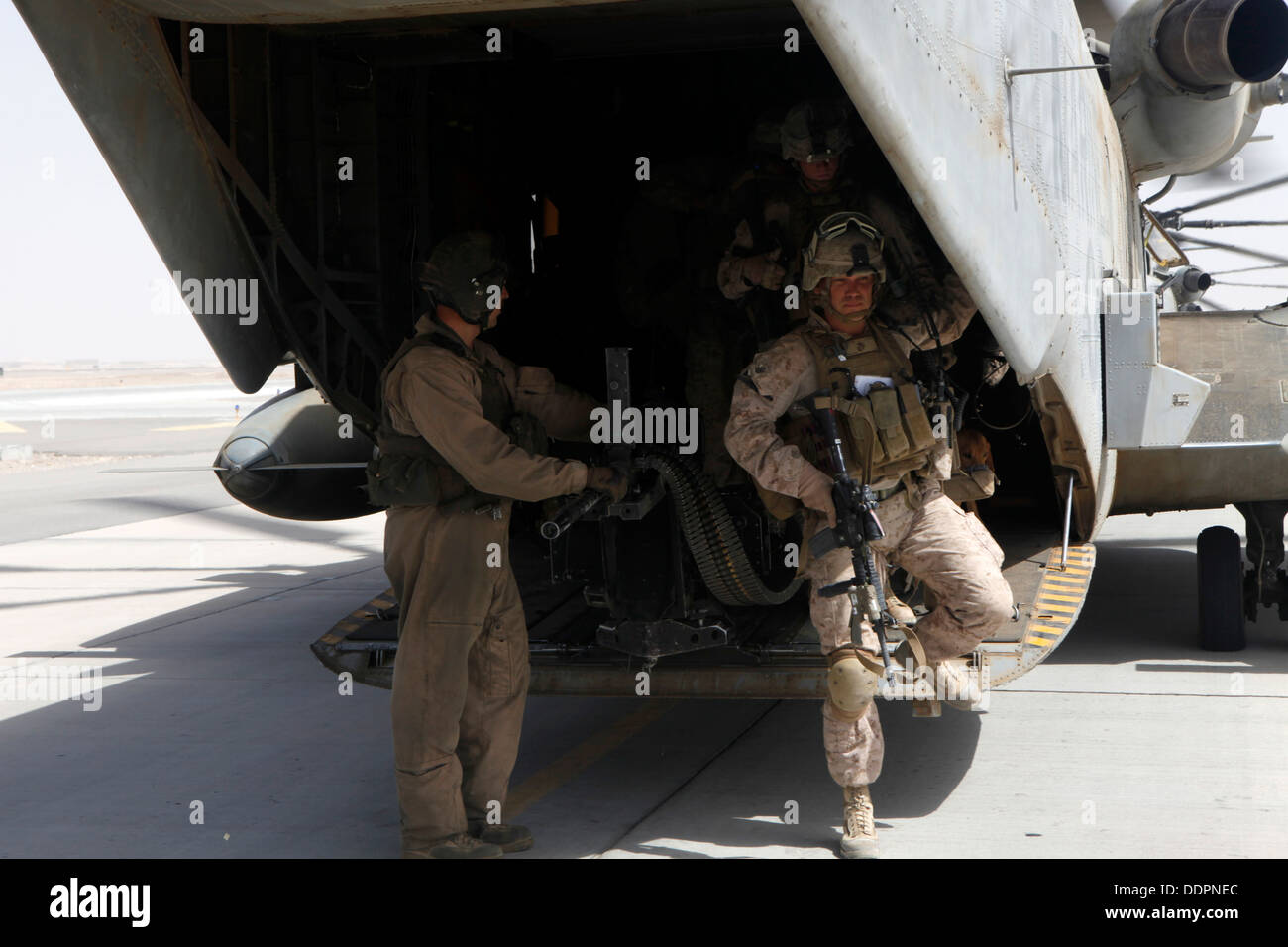 Les Marines américains avec Golf Company, 2e Bataillon, 8e de marine (2/8), de la Force territoriale afghane 444 (ATF-444) et des soldats britanniques quitter un CH-53E Super Stallion affectés à l'Escadron d'hélicoptères lourds Marine 462 (HMH-462) au Camp Bastion, dans la province d'Helmand, Afghan Banque D'Images