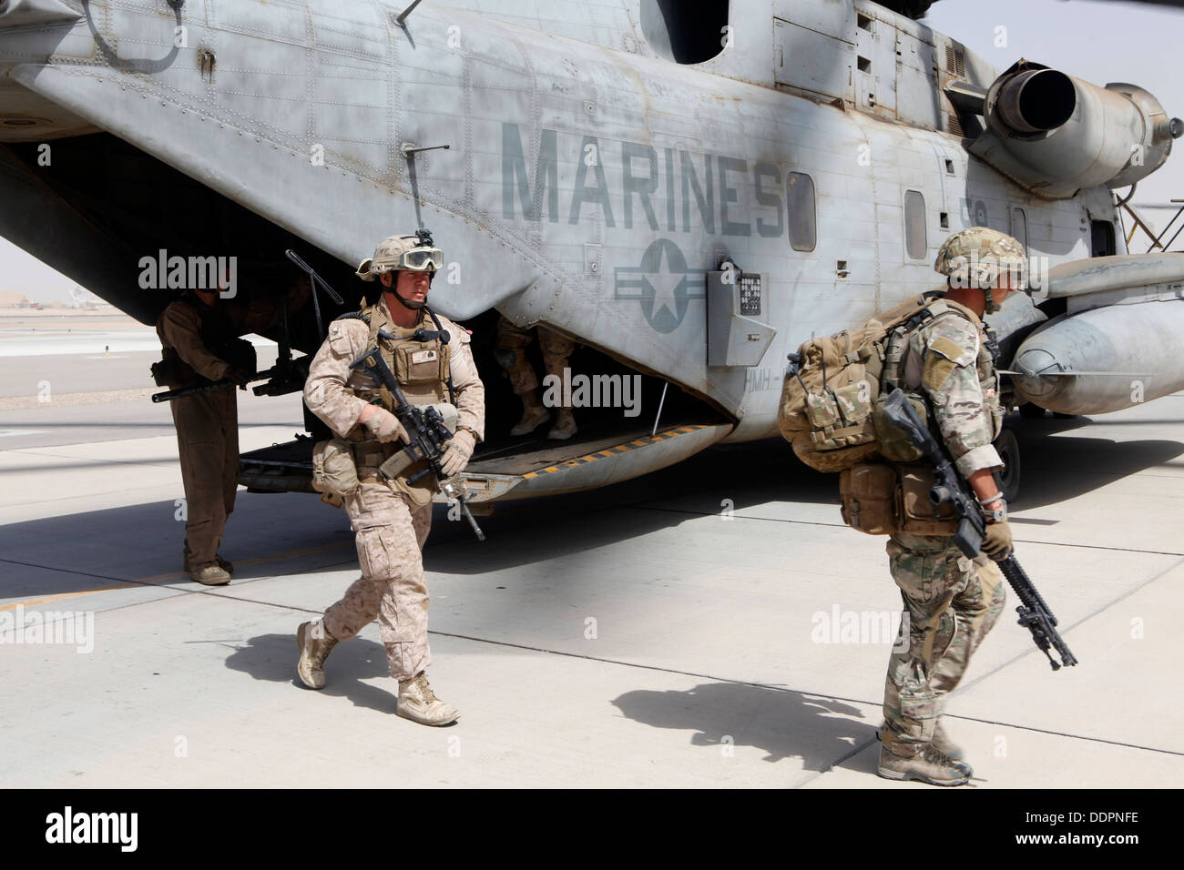 Les Marines américains avec Golf Company, 2e Bataillon, 8e de marine (2/8), de la Force territoriale afghane 444 (ATF-444) et des soldats britanniques quitter un CH-53E Super Stallion affectés à l'Escadron d'hélicoptères lourds Marine 462 (HMH-462) au Camp Bastion, dans la province d'Helmand, Afghan Banque D'Images