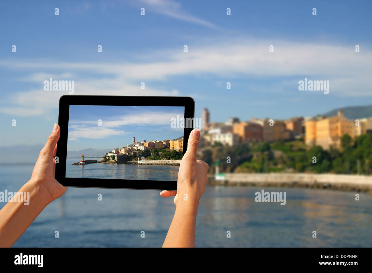 Fille de prendre des photos sur une tablette à Bastia, Corse, France. Banque D'Images