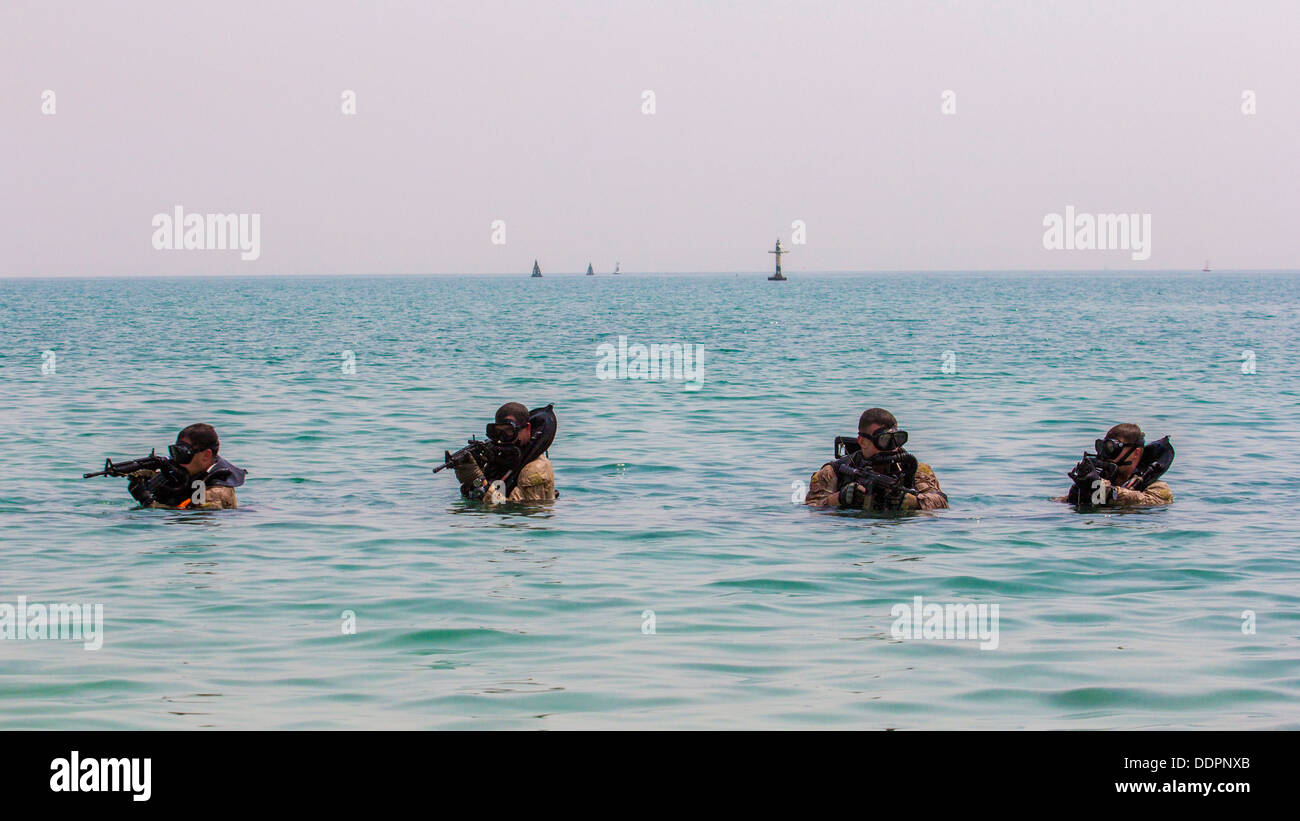 Les Marines américains affectés au peloton de reconnaissance de la Force maritime, de la Force de Raid, 26e Marine Expeditionary Unit (MEU), effectuer une insertion amphibie sur une plage alors que la formation des marines étrangères dans la 5e Flotte des États-Unis zone de responsabilité, le 1 septembre 2013. L Banque D'Images