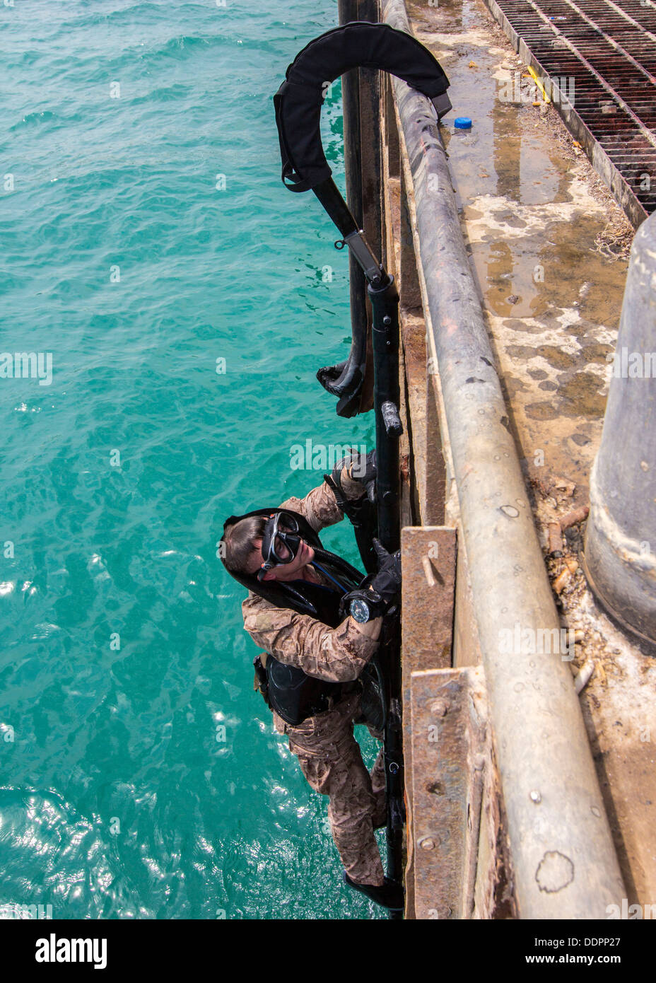 U.S. Marine affecté à un peloton de reconnaissance de la Force maritime, de la Force de Raid, 26e Marine Expeditionary Unit (MEU), monte une échelle qu'il effectue une insertion amphibies sur les infrastructures maritimes, alors que la formation des marines étrangères dans la 5e Flotte des États-Unis sont Banque D'Images