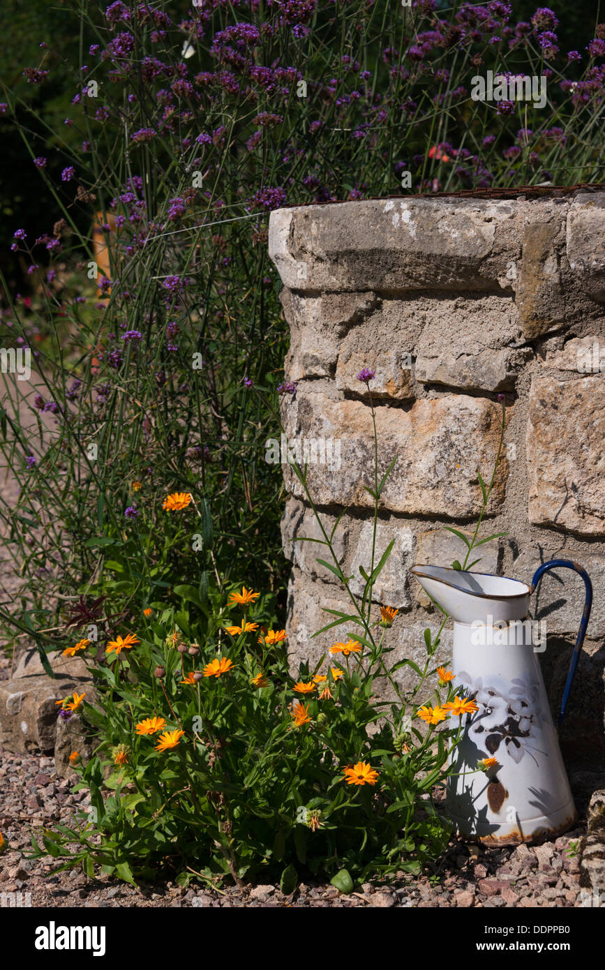 Pot de l'émail se trouve en bien parmi les fleurs dans la campagne bourguignonne, France Banque D'Images
