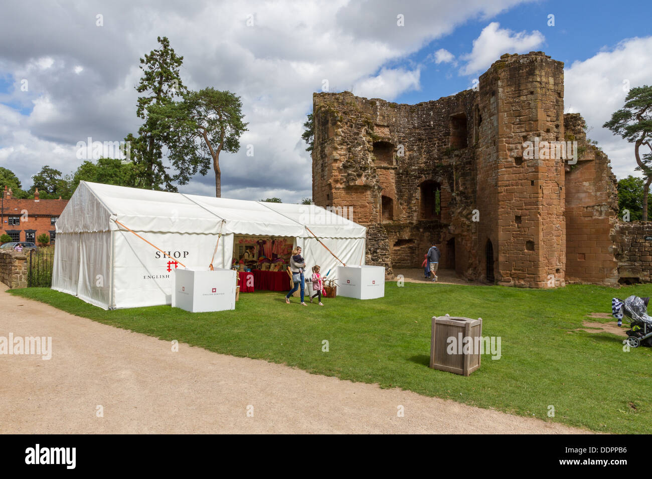 Boutique temporaire dans le parc du château de Kenilworth, Warwickshire, en Angleterre. Banque D'Images
