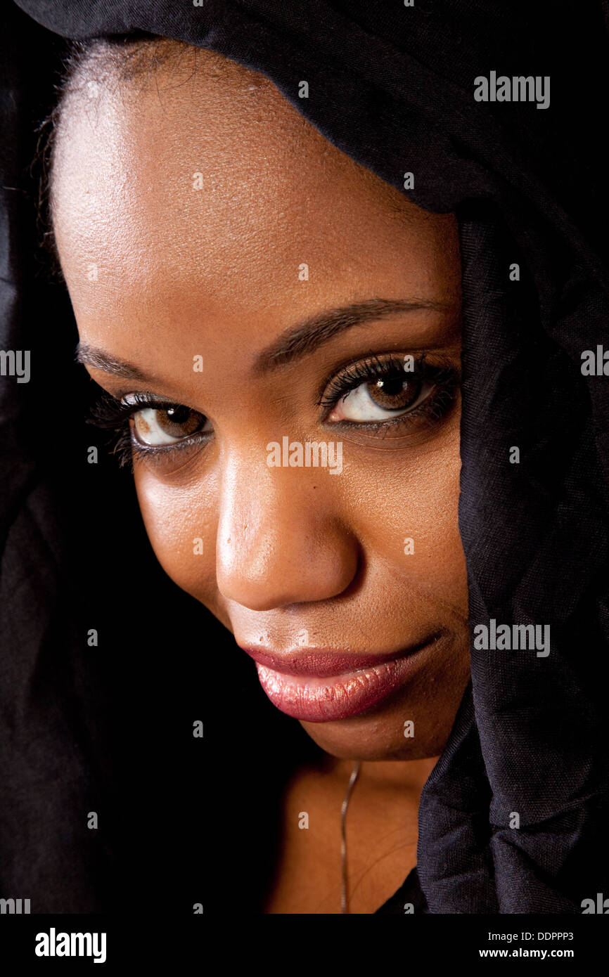 Femme noire dans des pays arabes pour la tête, un contact visuel avec l'appareil photo avec un air pensif Banque D'Images