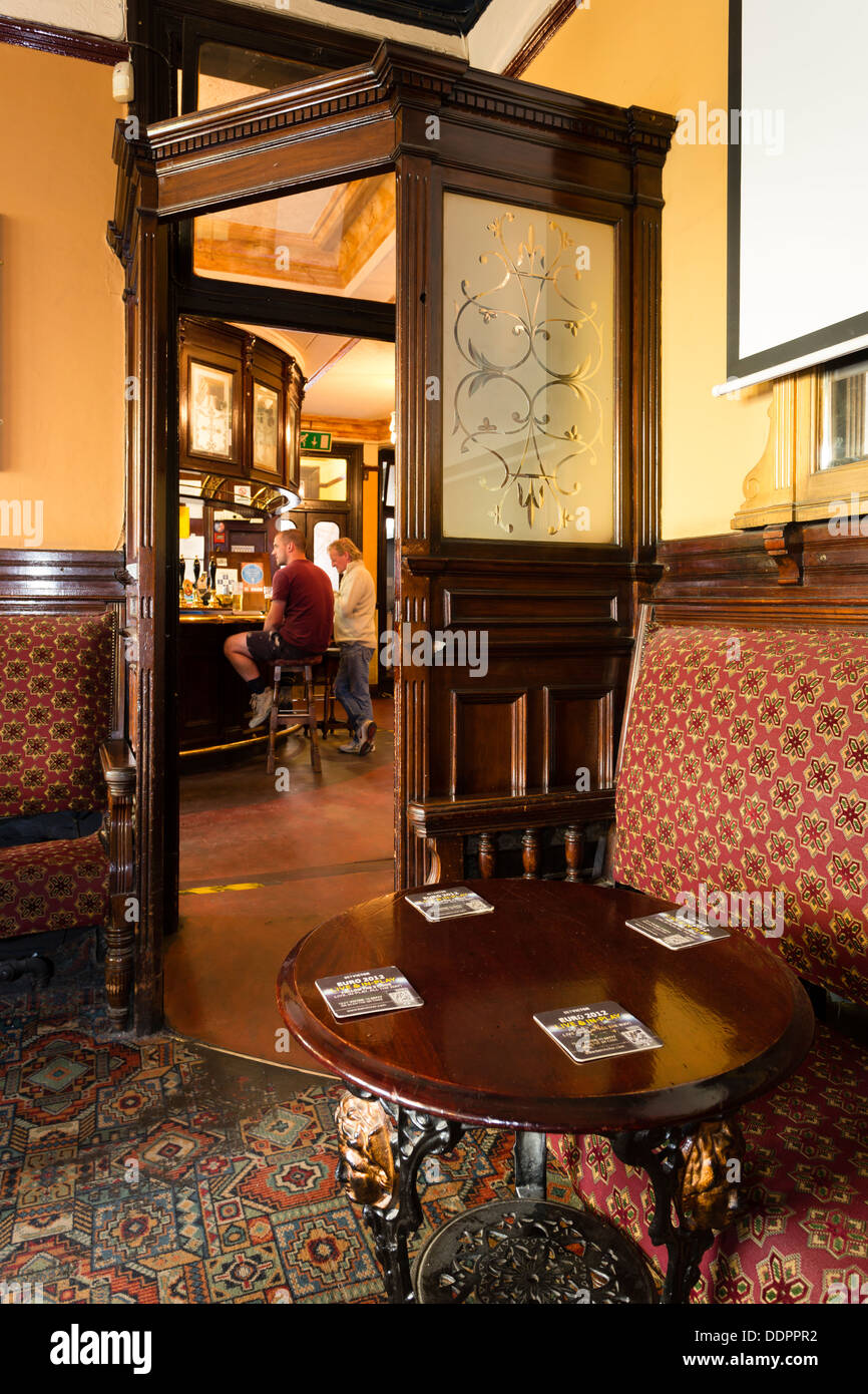 Le Cardigan Arms in Kirkstall Road, Leeds est l'une des pubs du patrimoine désigné du CAMRA. Construite entre 1893-1895. Banque D'Images