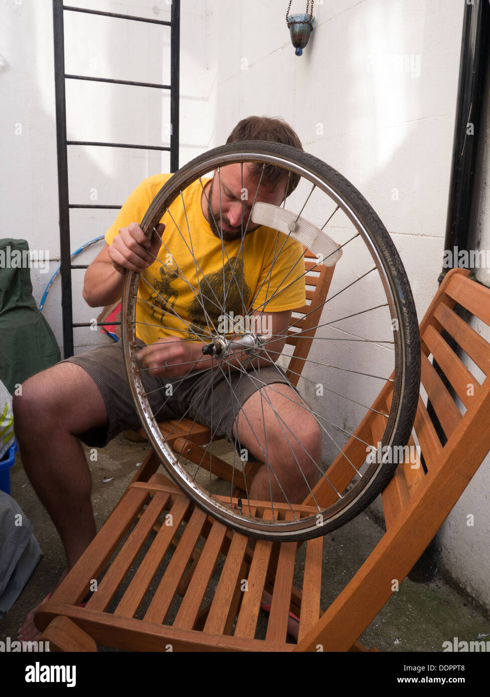 Changer une roue de bicyclette Banque D'Images