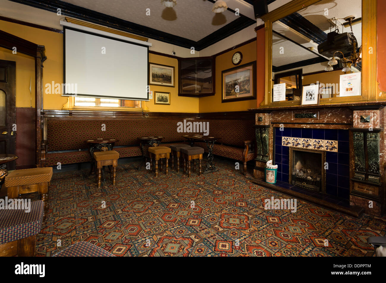 Le Cardigan Arms in Kirkstall Road, Leeds est l'une des pubs du patrimoine désigné du CAMRA. Construite entre 1893-1895. Banque D'Images