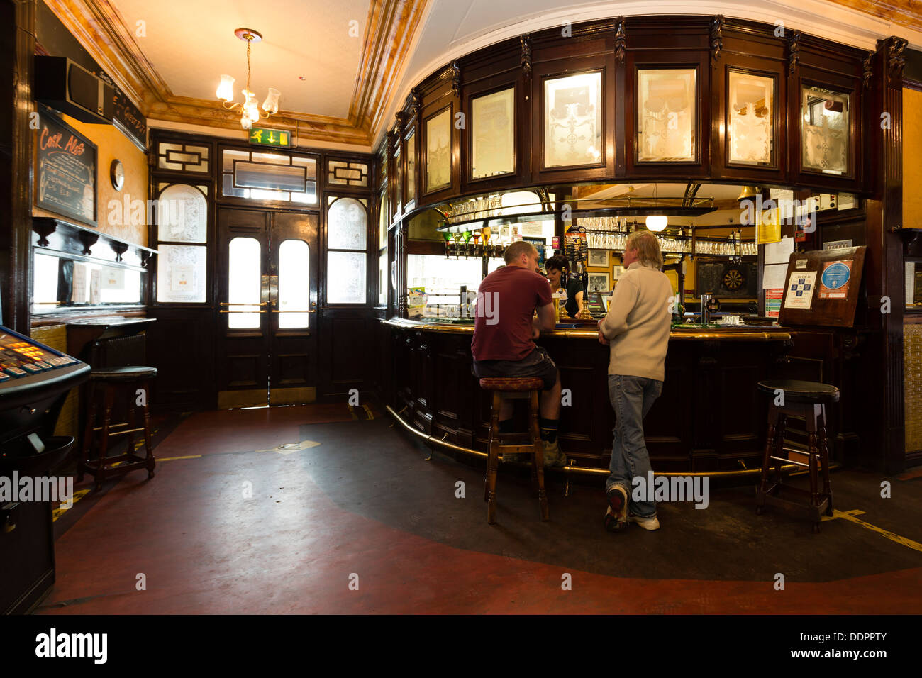 Le Cardigan Arms in Kirkstall Road, Leeds est l'une des pubs du patrimoine désigné du CAMRA. Construite entre 1893-1895. Banque D'Images