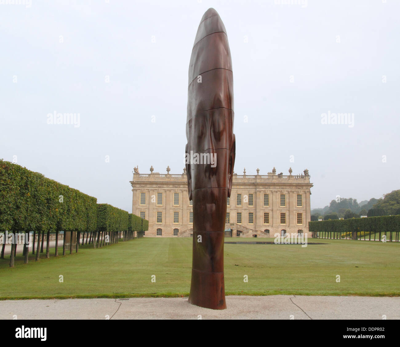 5 Sept 2013. Peak District, Derbyshire, Royaume-Uni. Jaume Plensa fonte du Marianna à Sotheby's au-delà des limites sculpture monumentale exposition vente, Chatsworth House, Derbyshire, Royaume-Uni. Au-delà des limites est composée de plus de 20 sculptures monumentales en ChatsworthÕs 105-hectares de jardins d'artistes internationaux tels que Allen Jones, Bosco Sodi, Marc Quinn et Thomas Heatherwick. Les objets exposés sont remarquables pour leur gamme de matériaux : bronze, pierre, fibre de verre, aluminium, acier et acrylique. Au-delà des limites s'exécute 9 sept-27 oct, 11h-18h tous les jours sans frais supplémentaires au-delà de la normale d'admission le jardin Banque D'Images