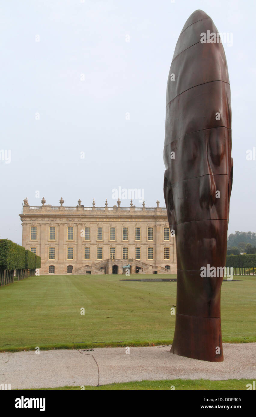 5 Sept 2013. Peak District, Derbyshire, Royaume-Uni. Jaume Plensa fonte du Marianna à Sotheby's au-delà des limites sculpture monumentale exposition vente, Chatsworth House, Derbyshire, Royaume-Uni. Au-delà des limites est composée de plus de 20 sculptures monumentales en ChatsworthÕs 105-hectares de jardins d'artistes internationaux tels que Allen Jones, Bosco Sodi, Marc Quinn et Thomas Heatherwick. Les objets exposés sont remarquables pour leur gamme de matériaux : bronze, pierre, fibre de verre, aluminium, acier et acrylique. Au-delà des limites s'exécute 9 sept-27 oct, 11h-18h tous les jours sans frais supplémentaires au-delà de la normale d'admission le jardin Banque D'Images