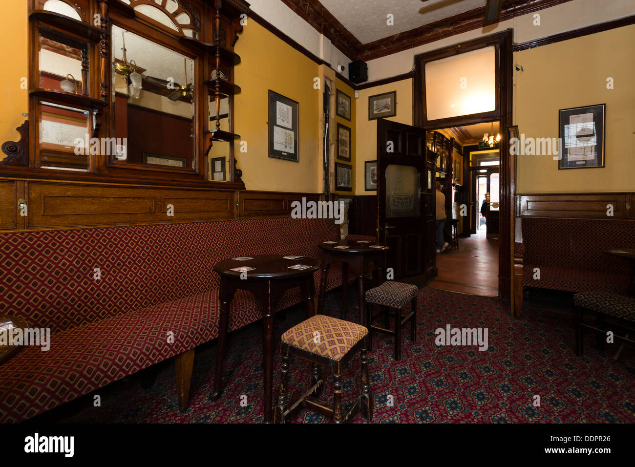 Le Cardigan Arms in Kirkstall Road, Leeds est l'une des pubs du patrimoine désigné du CAMRA. Construite entre 1893-1895. Banque D'Images