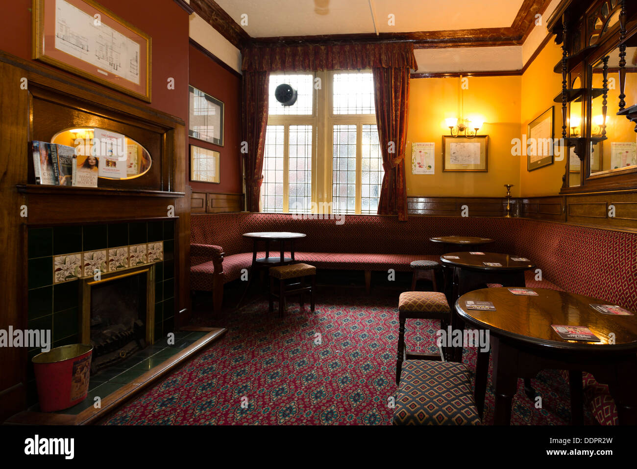 Le Cardigan Arms in Kirkstall Road, Leeds est l'une des pubs du patrimoine désigné du CAMRA. Construite entre 1893-1895. Banque D'Images