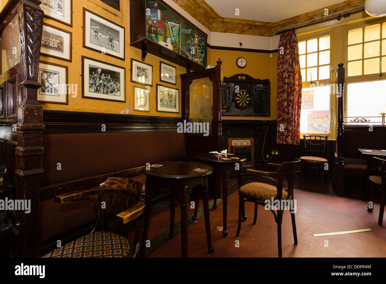 Le Cardigan Arms in Kirkstall Road, Leeds est l'une des pubs du patrimoine désigné du CAMRA. Construite entre 1893-1895. Banque D'Images